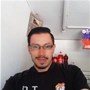 Entrenador de fútbol imparte clases a niños niñas y jóvenes de 5 a 17 años